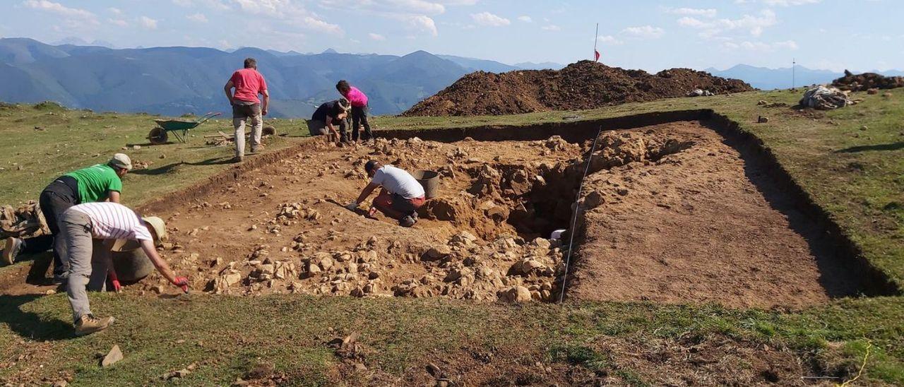 Los arqueólogos, durante la excavación en el túmulo megalítico.