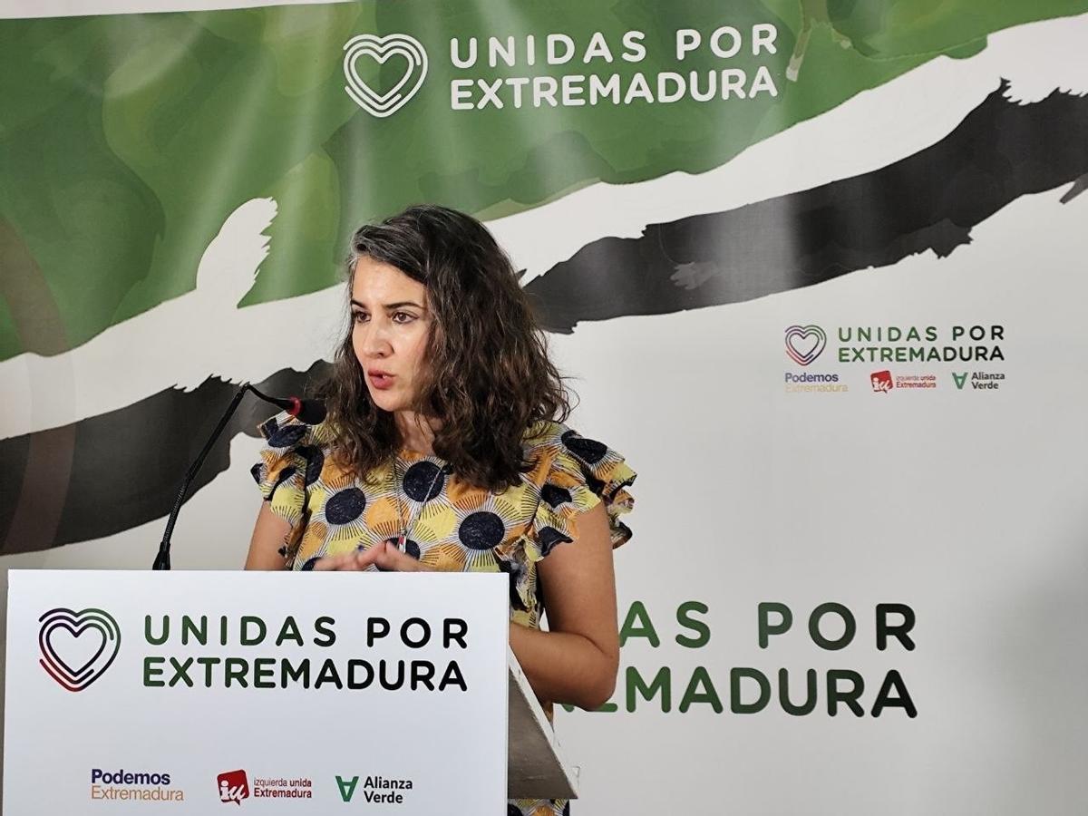 La portavoz de Unidas por Extremadura, Irene de Miguel, en una rueda de prensa en la sede del partido.