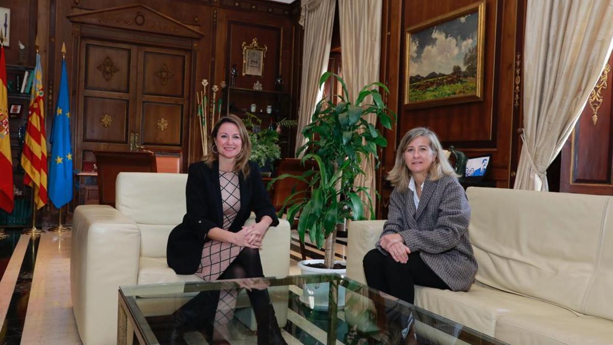 Carrasco junto a la directora de Cevisama, en la reunión de este miércoles.