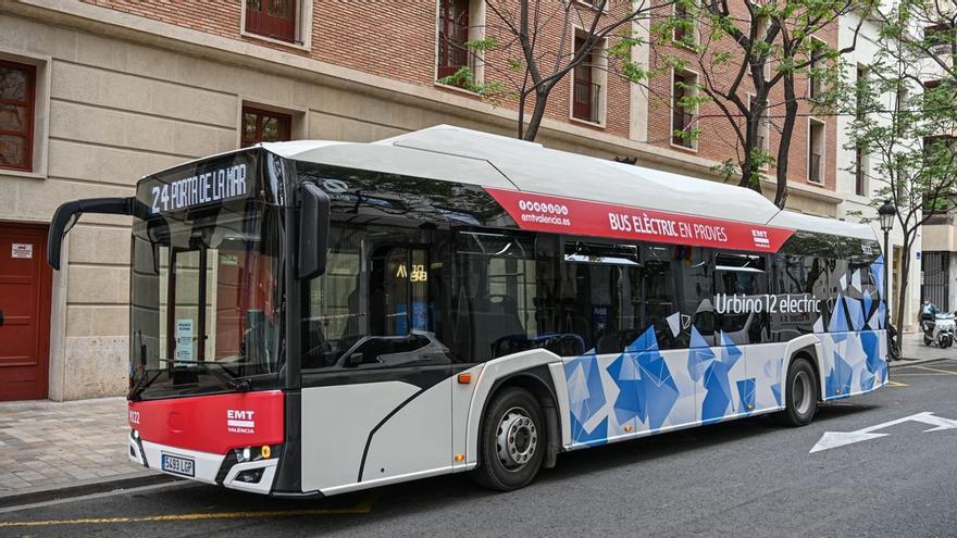 Una joven denuncia que no le dejaron entrar al autobús por llevar mucho escote