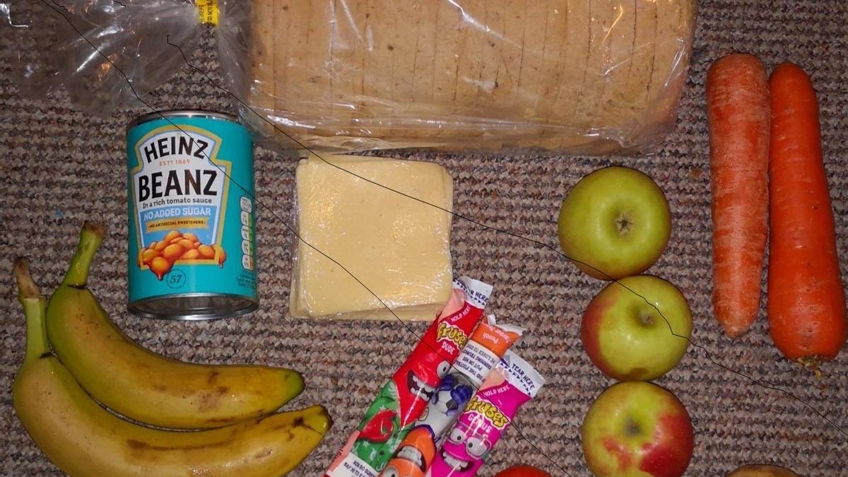 Algunos de los alimentos que suministra el Gobierno británico a los niños en riesgo de pobreza, según ha denunciado @RoadsideMum.