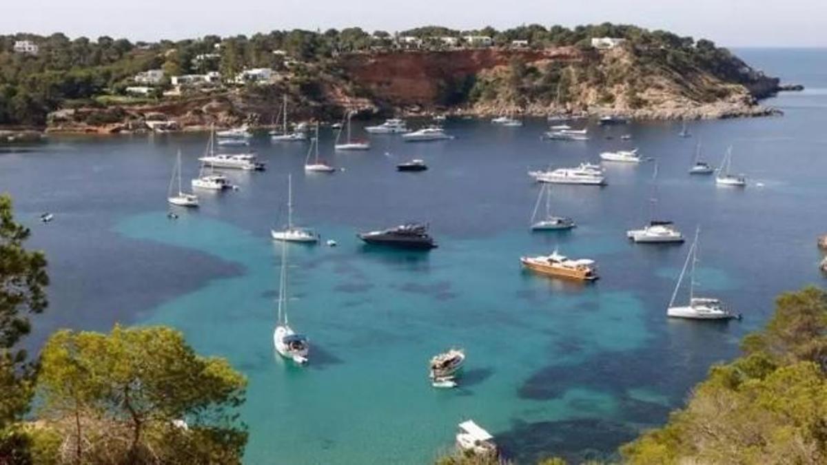 Barcos fondeados en la bahía de Porroig, en Ibiza, el pasado verano.