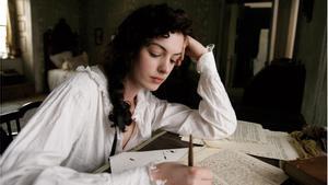 La actriz Anne Hathaway, en una escena de la película ’La joven Jane Austen’