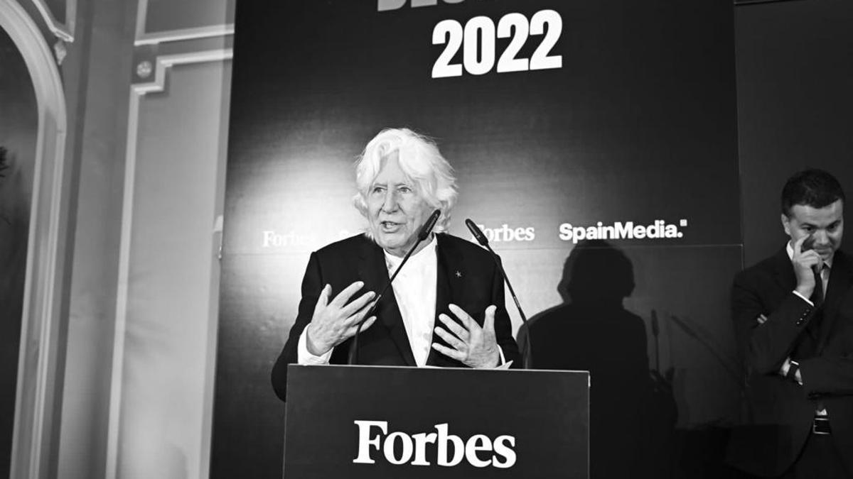 Miguel Fluxá durante su discurso como Mejor CEO para Forbes España, a la derecha, el ministro Héctor Gómez.