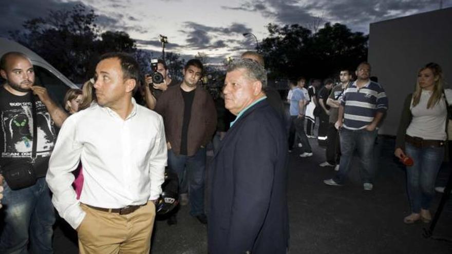 Juan José Huerga y Valentín Botella, ayer, en el patio de la Puerta Cero del estadio Rico Pérez junto con los aficionados.