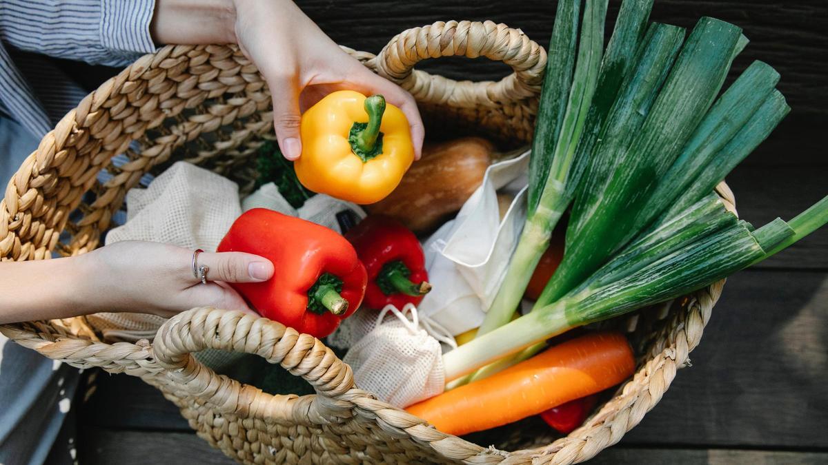 Una cesta con verduras