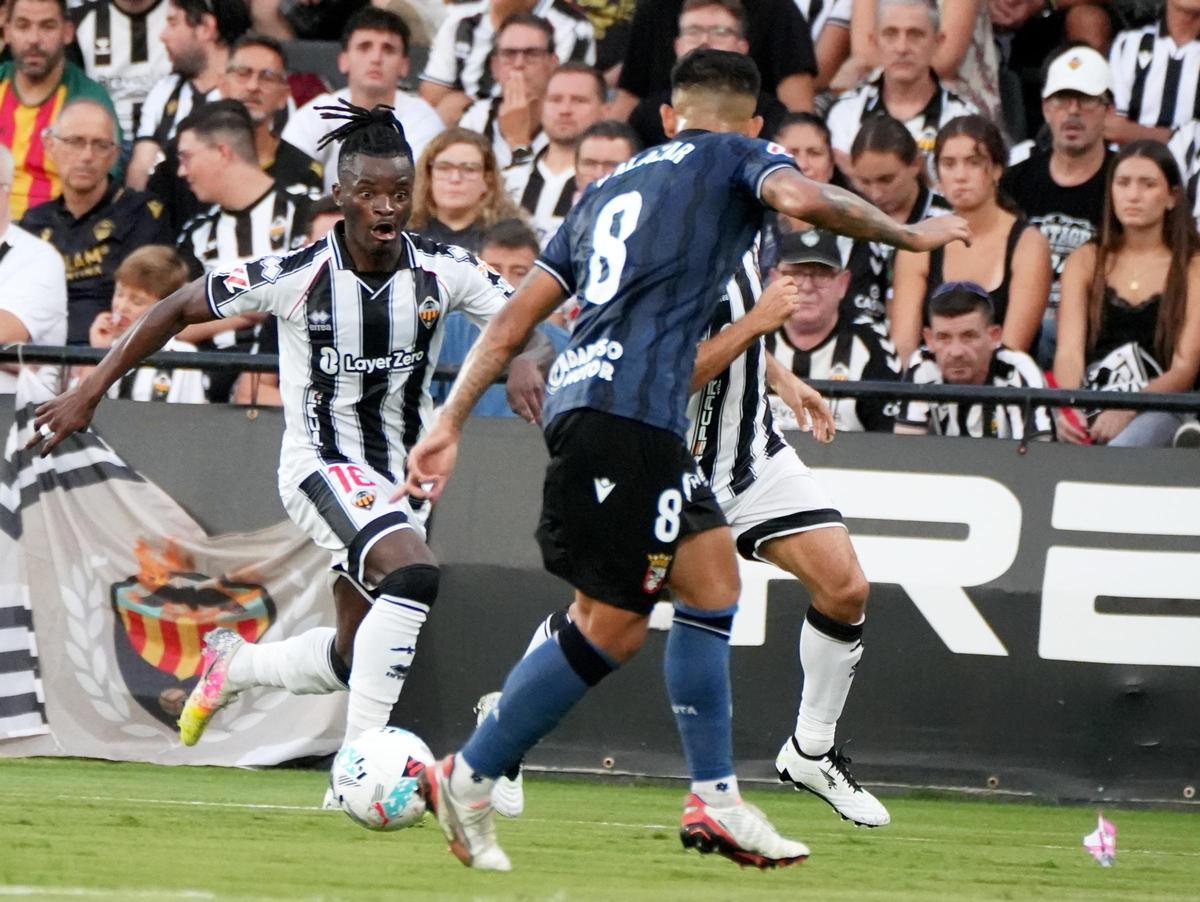 Brian Cipenga encara a un rival en un partido del Castellón en el SkyFi Castalia.