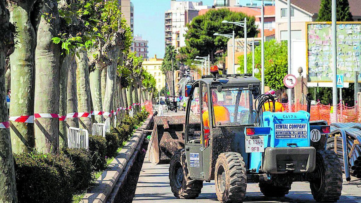 Las máquinas ya trabajan en la segunda fase de remodelación de la avenida de Lledó de Castelló.