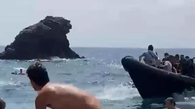 El desembarco de decenas de inmigrantes causa estupor en una playa de Los Belones