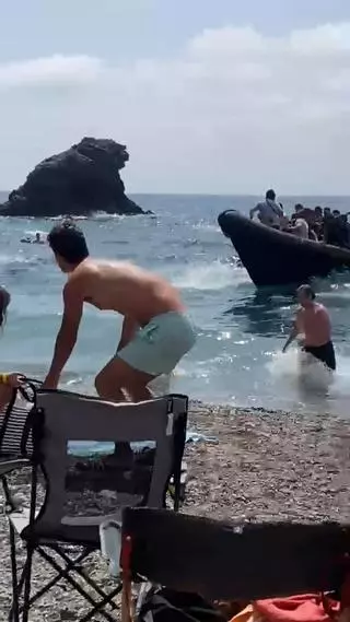 Inmigrantes desembarcan en una playa de Cartagena llena de bañistas: "Es una patera, tío, recoged las cosas"