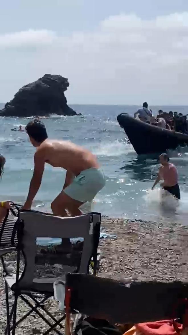 Inmigrantes desembarcan en una playa de Cartagena llena de bañistas: "Es una patera, tío, recoged las cosas"