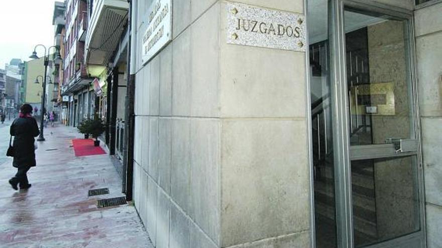 La entrada de los actuales juzgados de Pola de Lena, en el centro de la localidad.