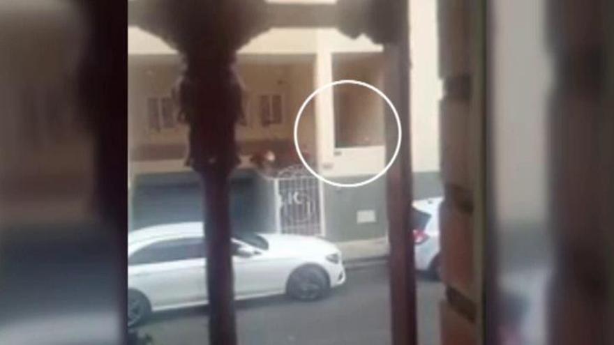 El consejero de Seguridad de Melilla utiliza una radial para entrar por la fuerza a casa de su exmujer