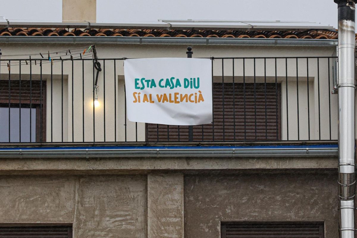 Una pancarta colgada en una casa de El Comtat
