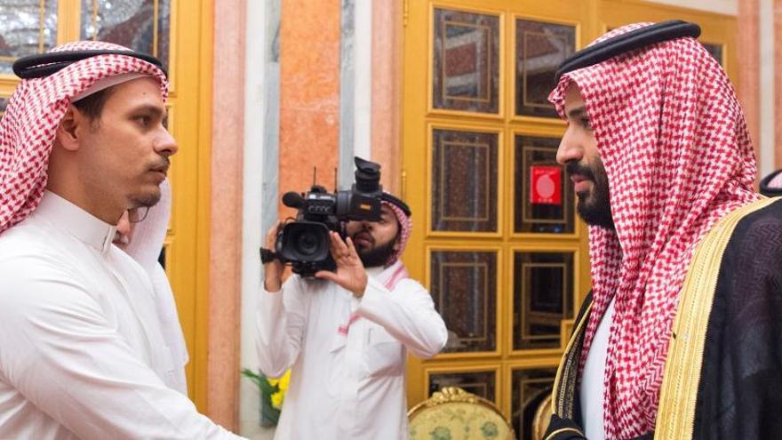 El hijo de Khashoggi saluda a Mohamed bin Salman.