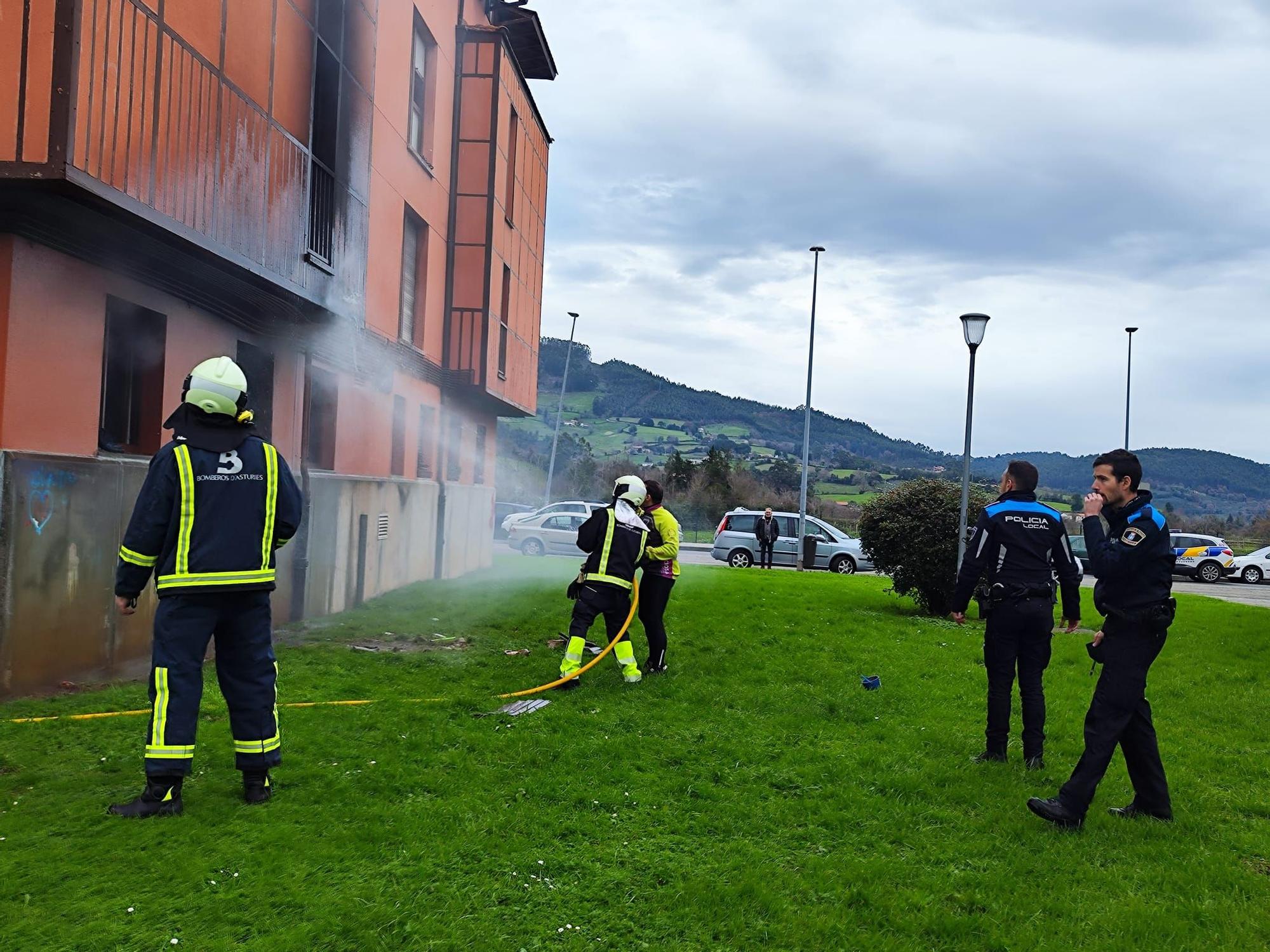 Un incendio obliga a desalojar un bloque de protección oficial en Villaviciosa