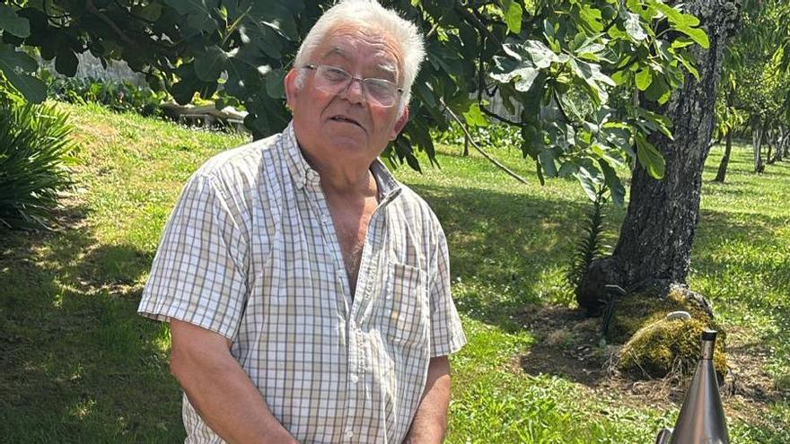 José Luis Senin, na horta do seu local.