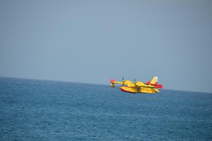 Los hidroaviones cargan agua en el Puerto de Las Palmas - Incendio Gran Canaria 2019