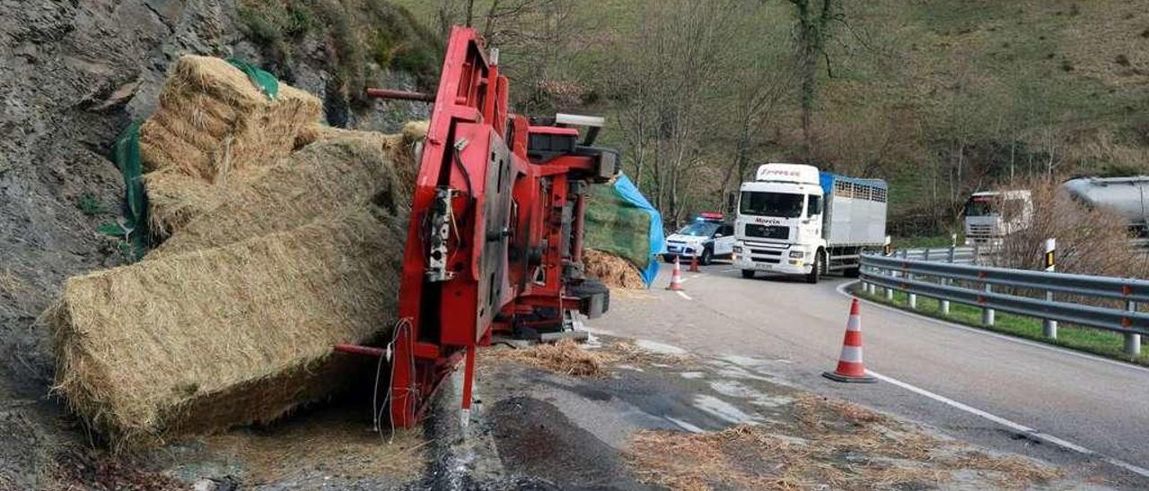 Un camión, volcado en la carretera del puerto de Pajares.