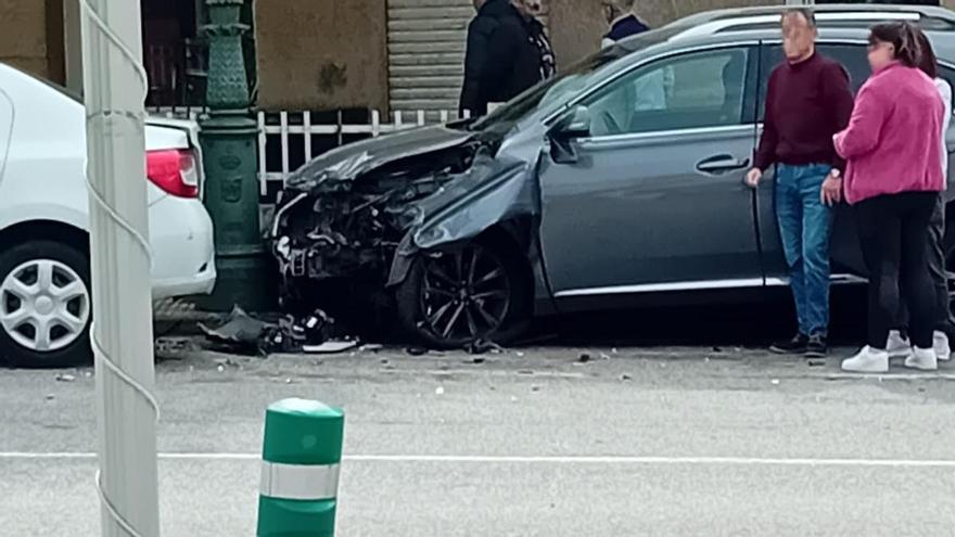 Un hombre da positivo en alcoholemia tras colisionar contra tres coches aparcados en el centro de Beluso
