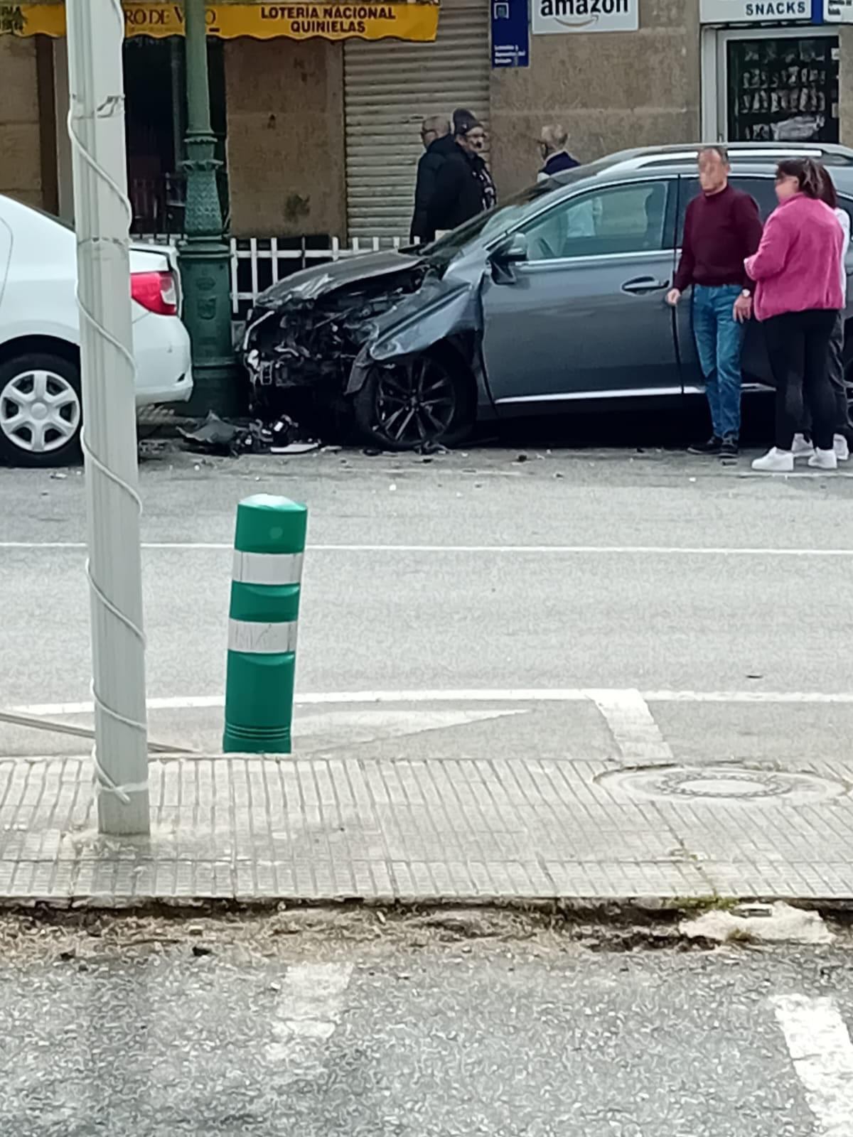 Uno de los vehículos estacionados afectados por el accidente de esta tarde en Beluso.