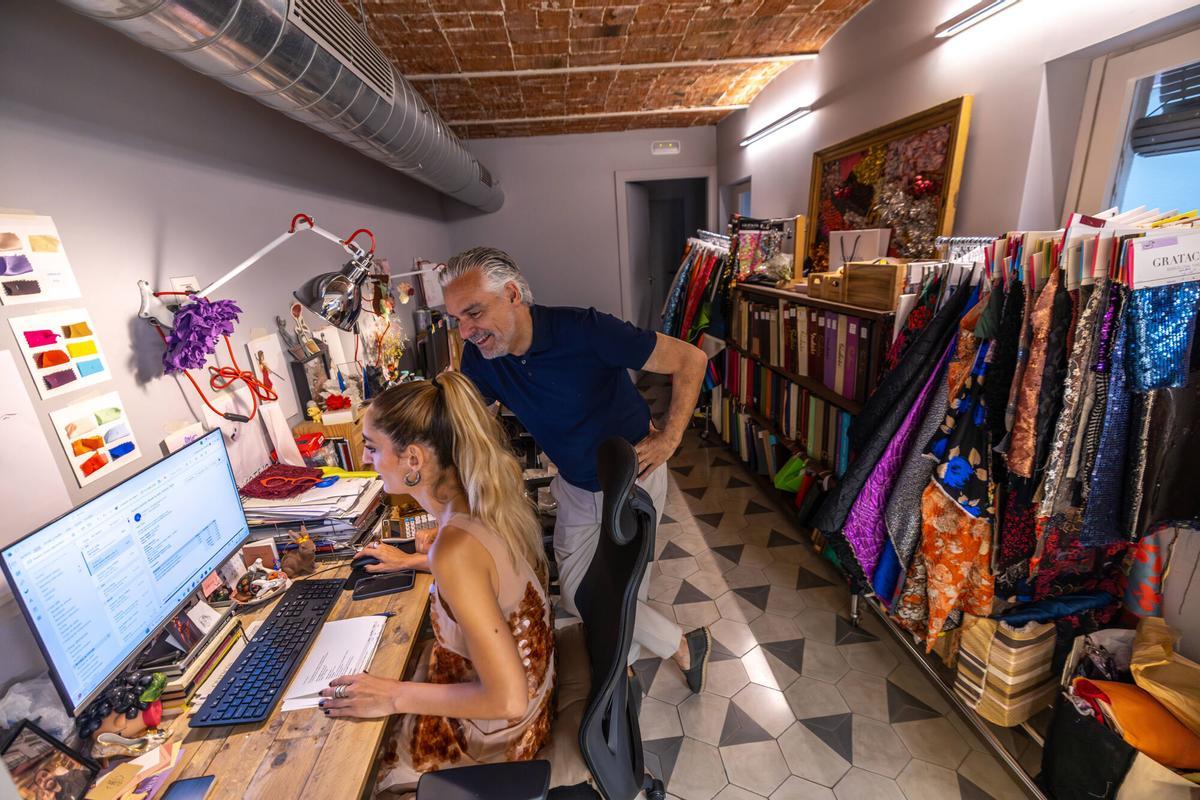 Gratacós tiene su propio equipo de diseño, que saca dos colecciones al año, con más de 1.200 referencias cada una. Gratacós tiene su propio equipo de diseño, que saca dos colecciones al año, con más de 1.200 referencias cada una.