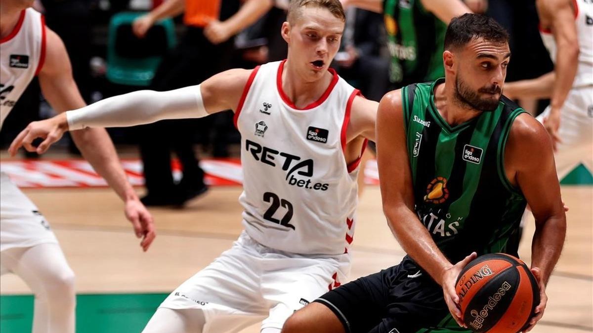 El escolta del Joventut, Albert Ventura, controla el balón ante Hakanson