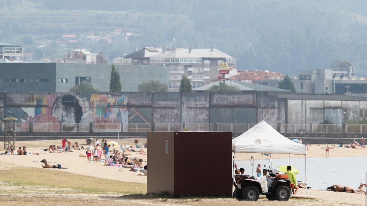 Socorristas en la playa Compostela.