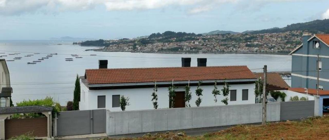 La vivienda que vendió el expresidente de la Xunta, ayer, con vistas sobre la ría de Vigo.