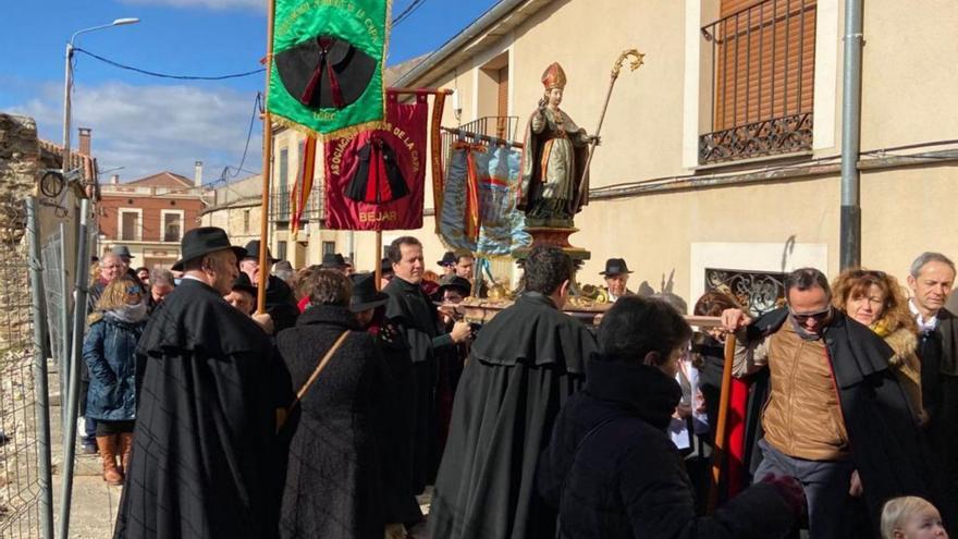 Representantes de distintas asociaciones de capistas participan en la procesión de San Blas. | Cedida