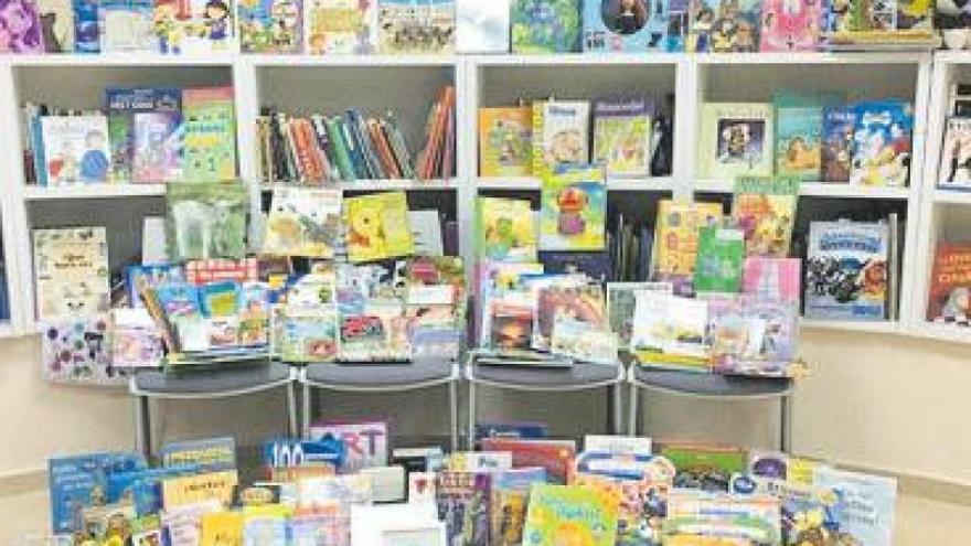 La Asociación Sonrisas realiza una donación de libros a la biblioteca