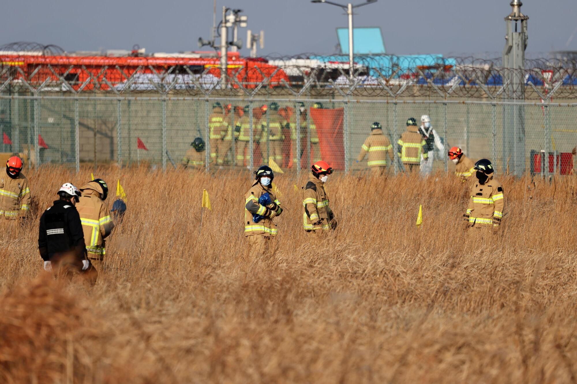 Muan (South Korea), 29/12/2024.- Firefighters search at the wreckage of the Jeju Air aircraft at Muan International Airport in Muan, 288 kilometers southwest of Seoul, South Korea, 29 December 2024. According to the National Fire Agency, a passenger jet carrying 181 people erupted in flames after going off the runway at an airport in South Korea's southwestern county of Muan on 29 December, leaving at least 176 people dead. (Corea del Sur, Seúl) EFE/EPA/HAN MYUNG-GU