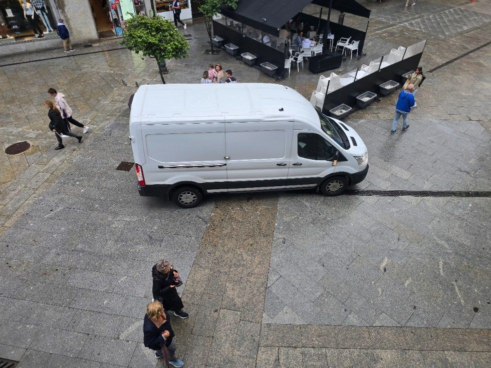 La circulación rodada no cesa en las zonas peatonales de Vilagarcía, ni siquiera con el control policial ejercido.