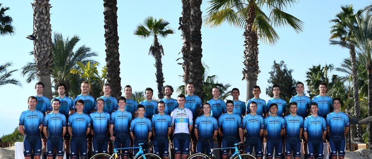 Foto de grupo del conjunto Astana tomada en Altea, antes de Navidad.