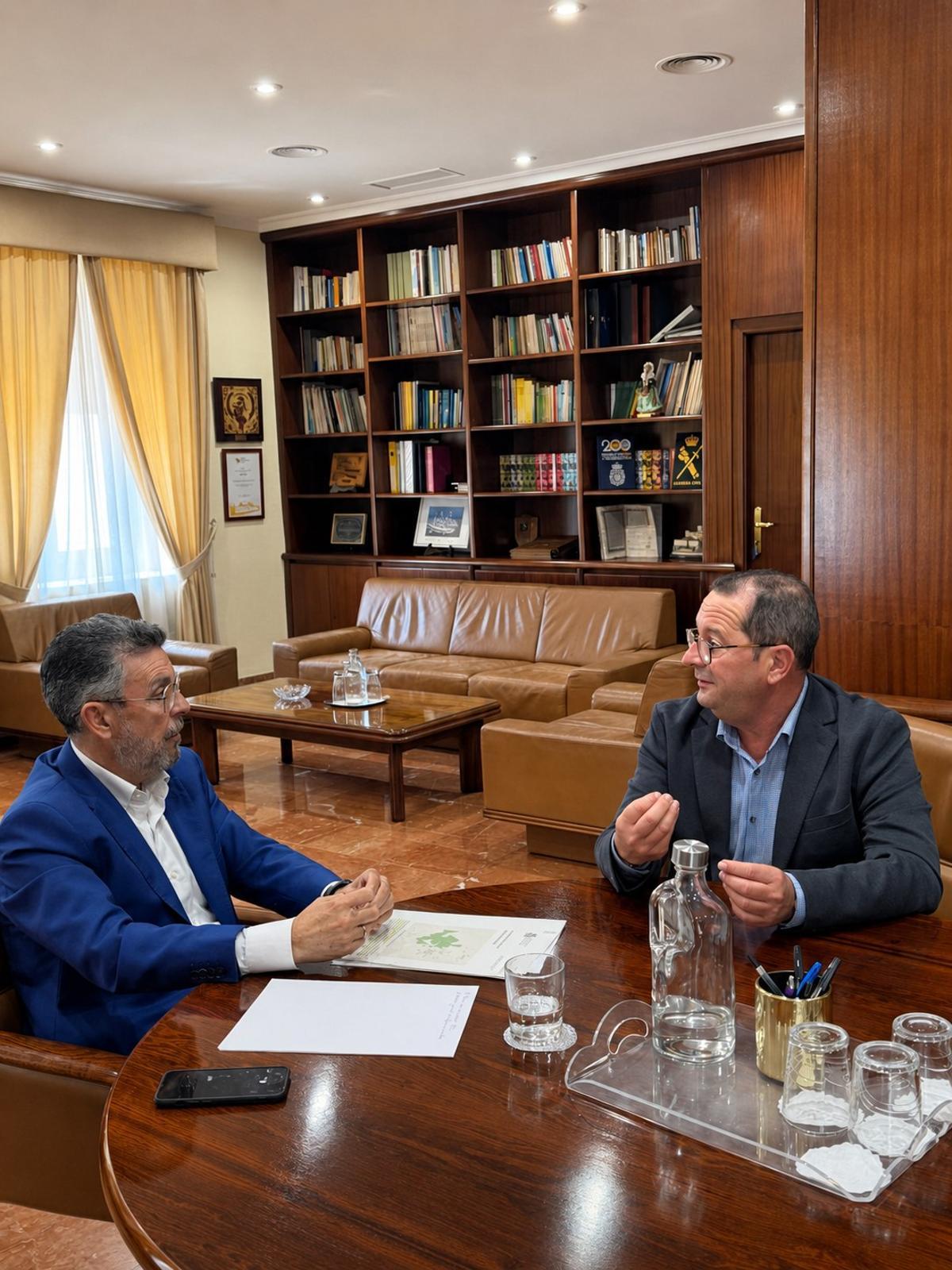 El subdelegado del Gobierno y el alcalde de Aigües, en la reunión de este lunes