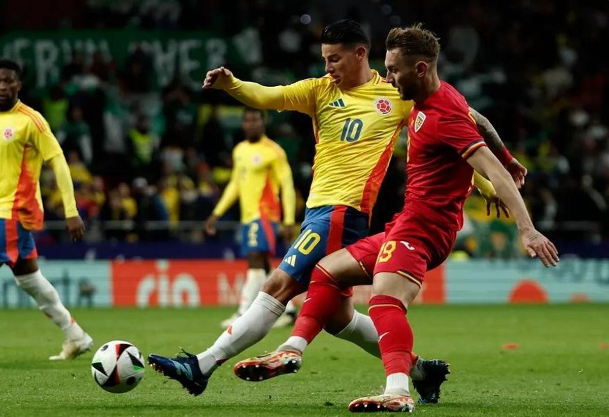 James disputando un amistoso con la selección colombiana