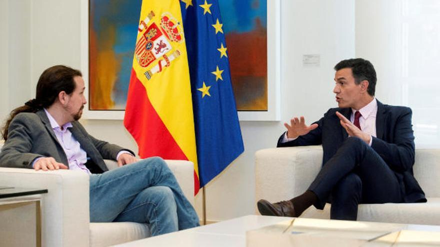 Pablo Iglesias y Pedro Sánchez, ayer durante su encuentro en La Moncloa.