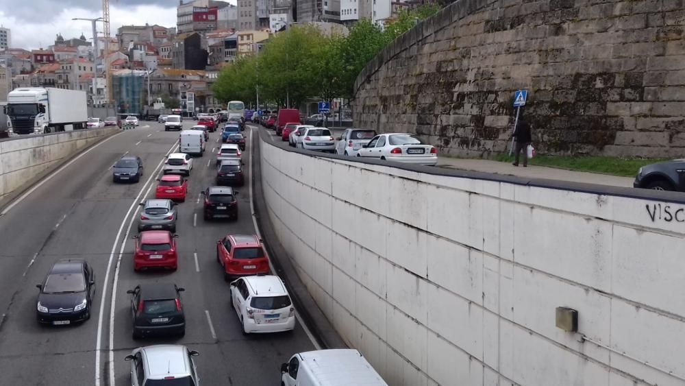 Un camión pierde su carga en el túnel de Beiramar y obliga a cortar el tráfico