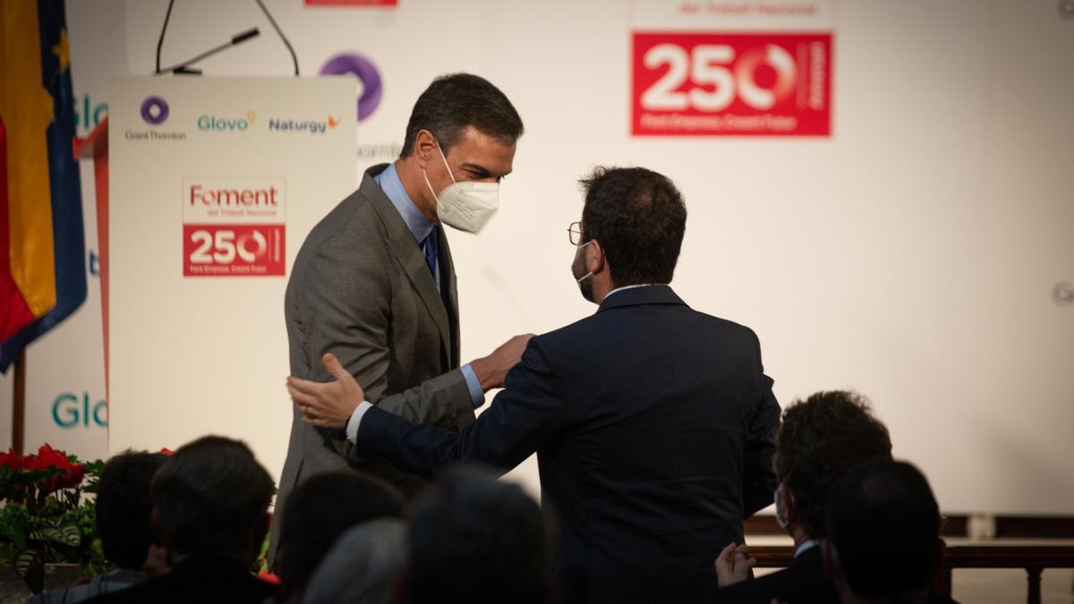 El presidente del Gobierno, Pedro Sánchez, saluda al 'president' de la Generalitat, Pere Aragonès, en el acto por el 250º aniversario de la patronal Foment del Treball, este 7 de junio de 2021 en Barcelona.
