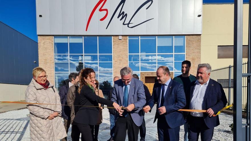 El consejero Joaquín Olona, junto al alcalde de Magallón, Víctor Chueca, durante el acto de inauguración de la ampliación de BMC Agrícola. | SERVICIO ESPECIAL