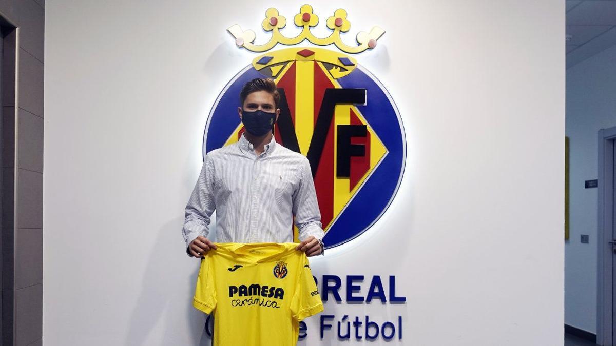 Martín Pascual posando con su nueva camiseta