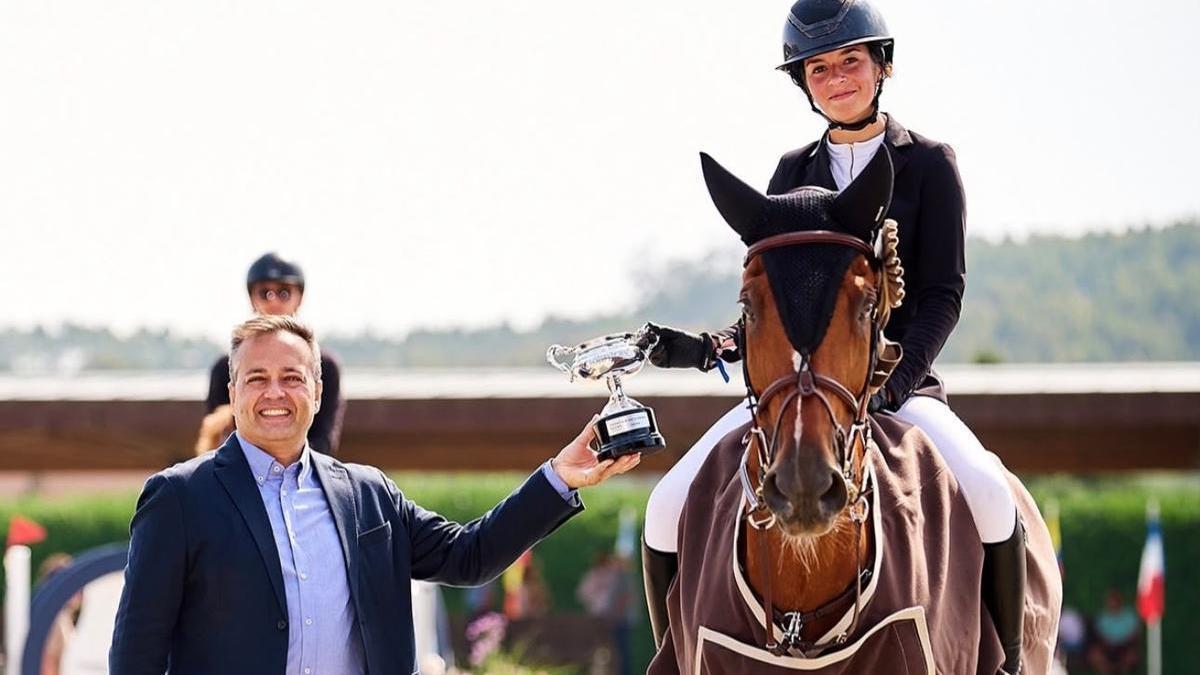 Juana María Roig posa feliz con el Trofeo Porsche