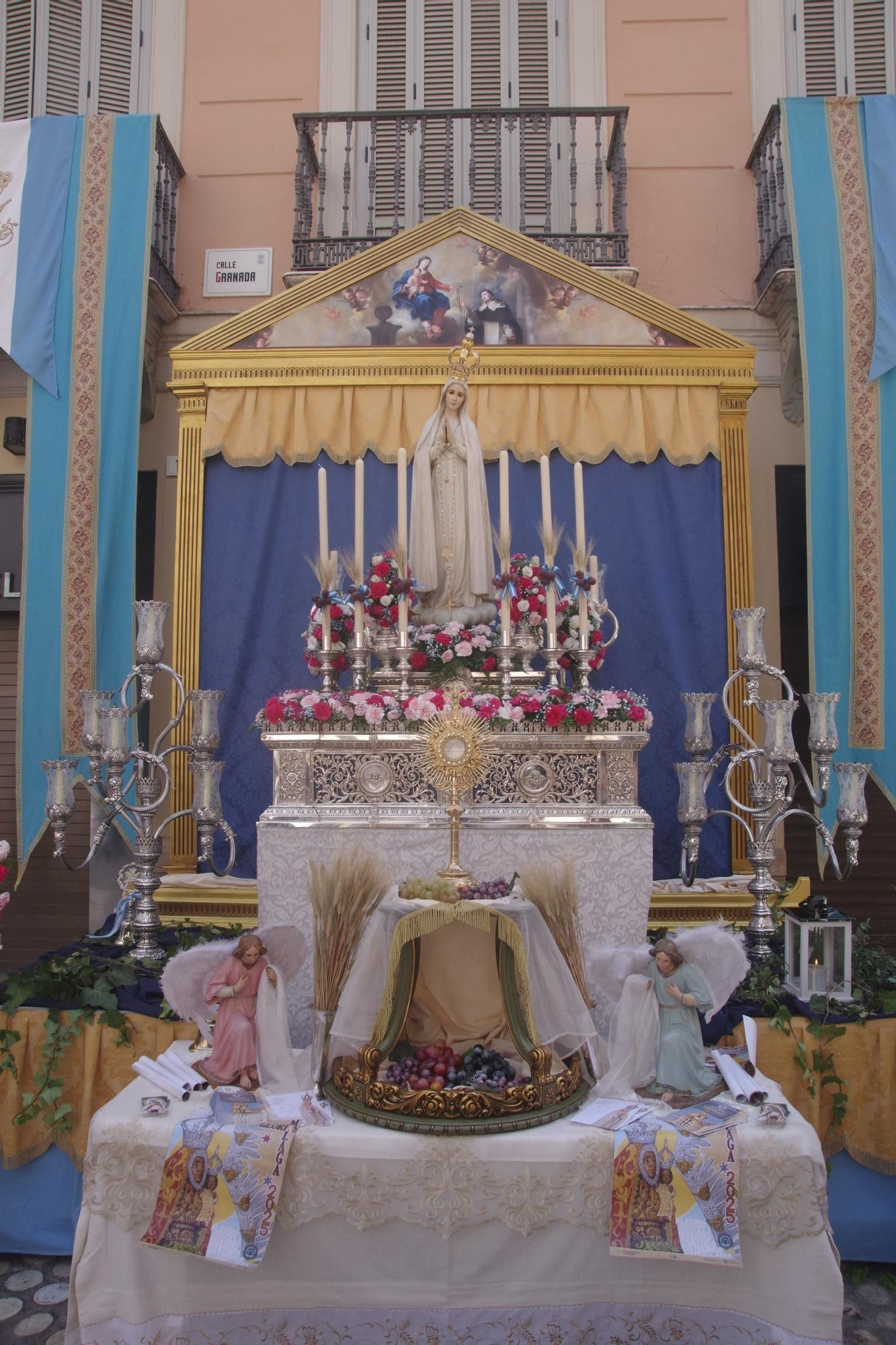 Altar montado por la Agrupación de Hermandades de Gloria, presidido por la Virgen de Fátima , para la procesión del Corpus de Málaga 2025.JPG