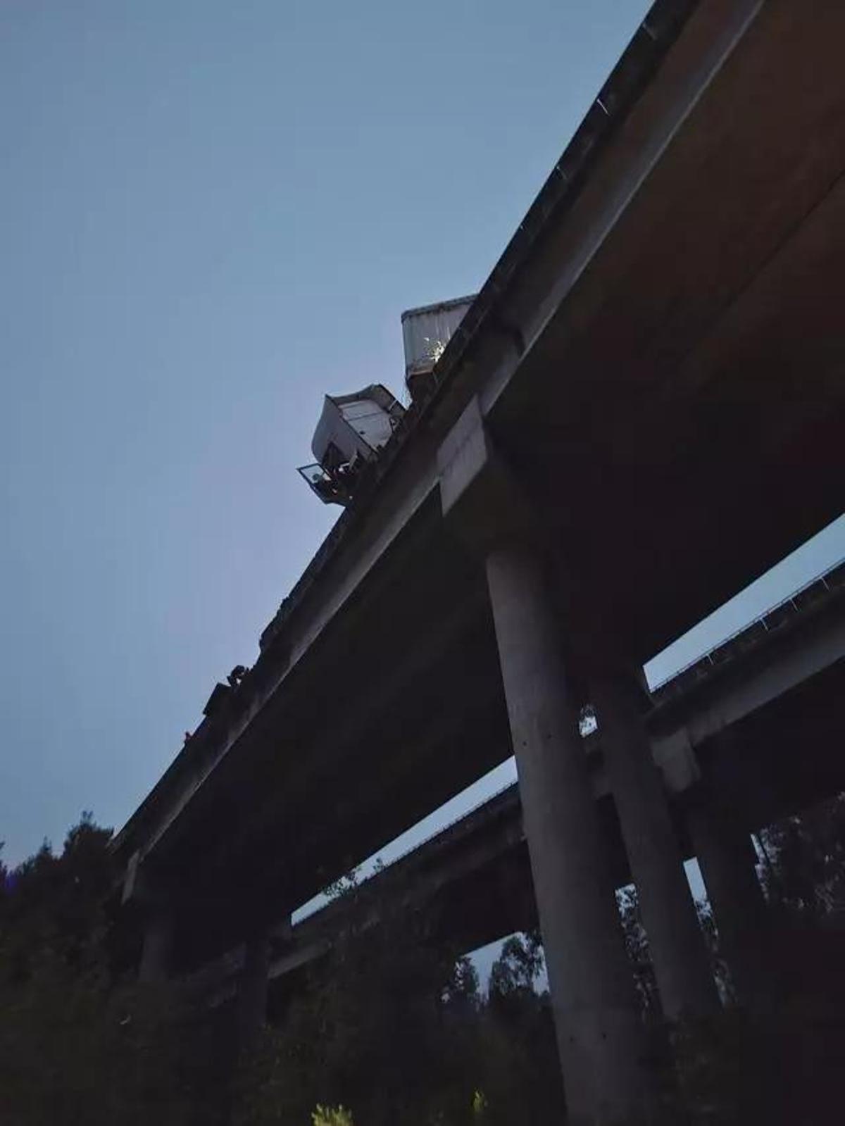 La cabeza tractora del camión quedó suspendida en el aire tras hacer la tijera en el viaducto de las Fervenzas en Melón, resultando fallecido el condcutor