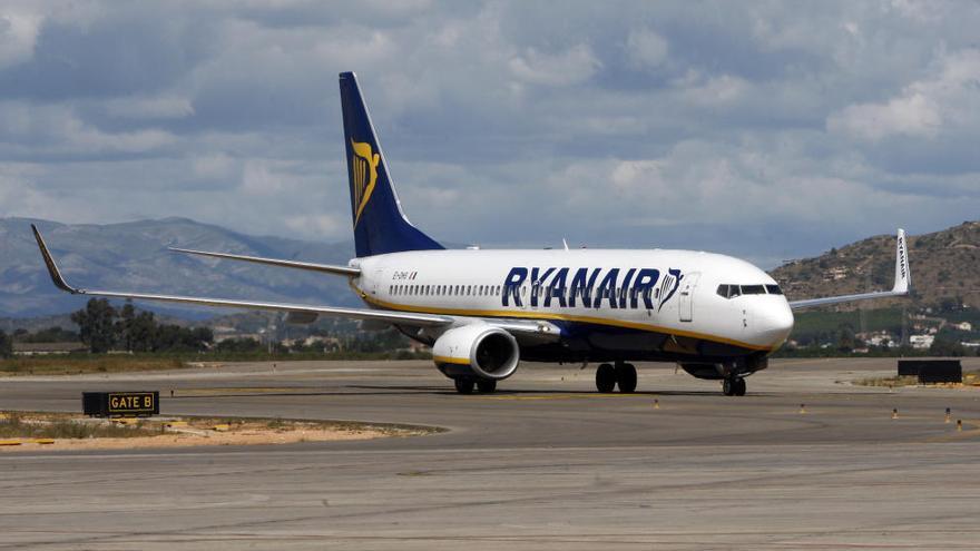 Un avión de Ryanair en el aeropuerto de Manises.