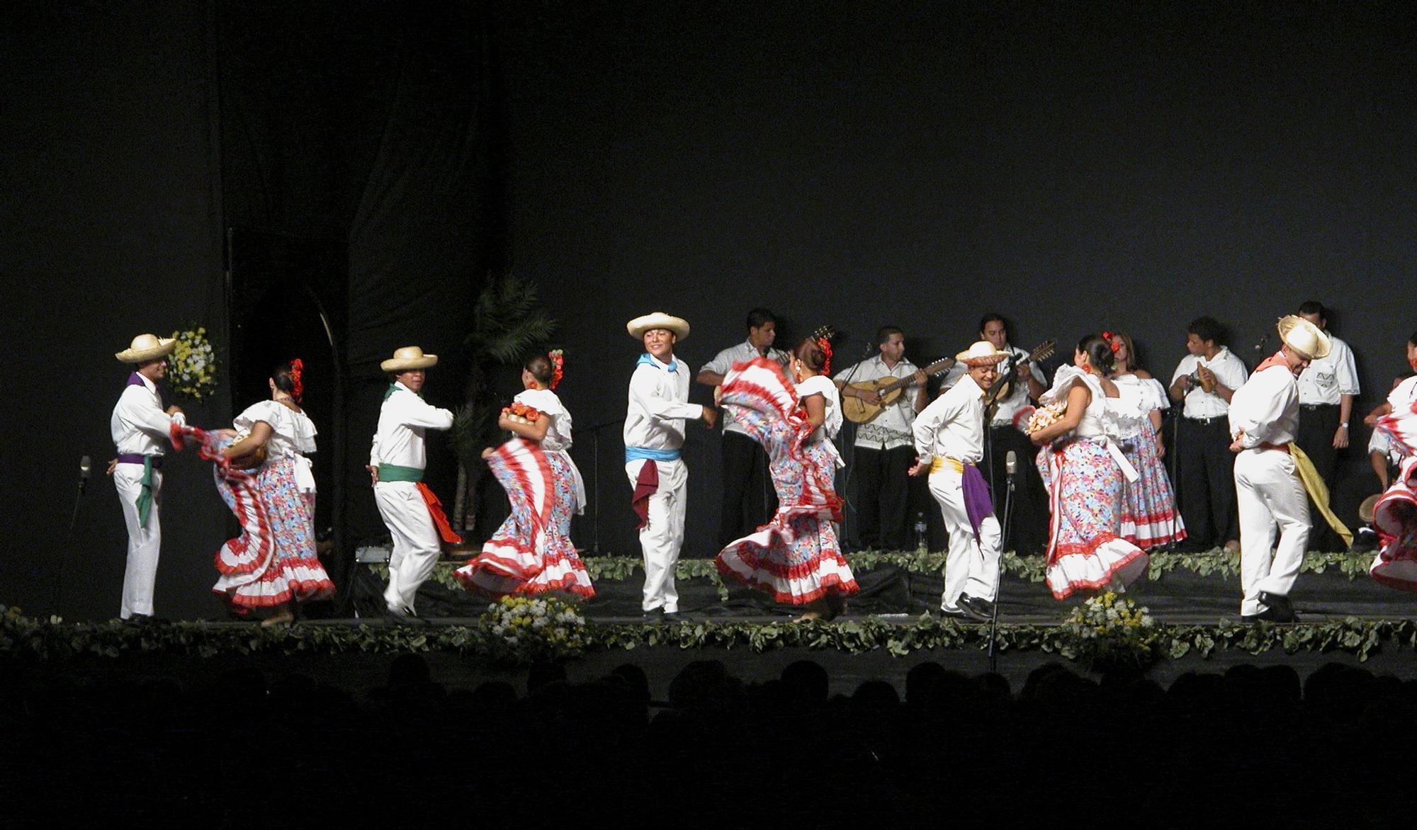 Actuación de baile en el escenario principal del FIS durante una edición anterior.