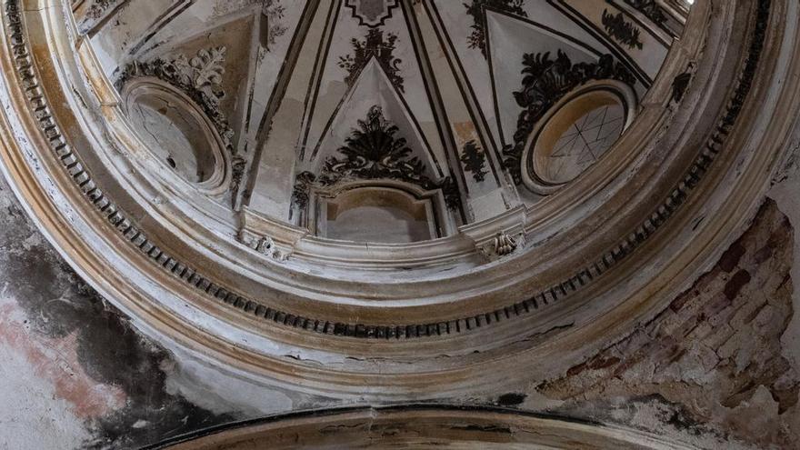 Cúpula de la iglesia de Molacillos, con desprendimientos.