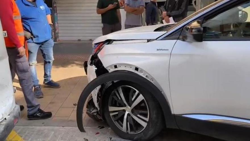 Uno de los coches accidentados en la plaza Clavé de Castelló este miércoles.