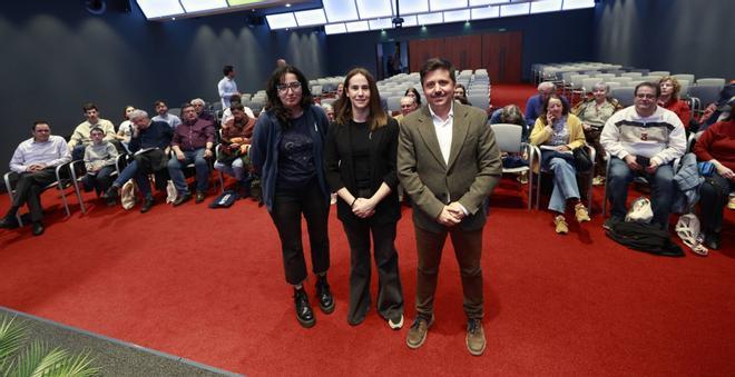 EN IMÁGENES: Encuentro de suscriptores de LA NUEVA ESPAÑA con la astrofísica Lucía González, de Allande Stars, para aprender sobre el eclipse