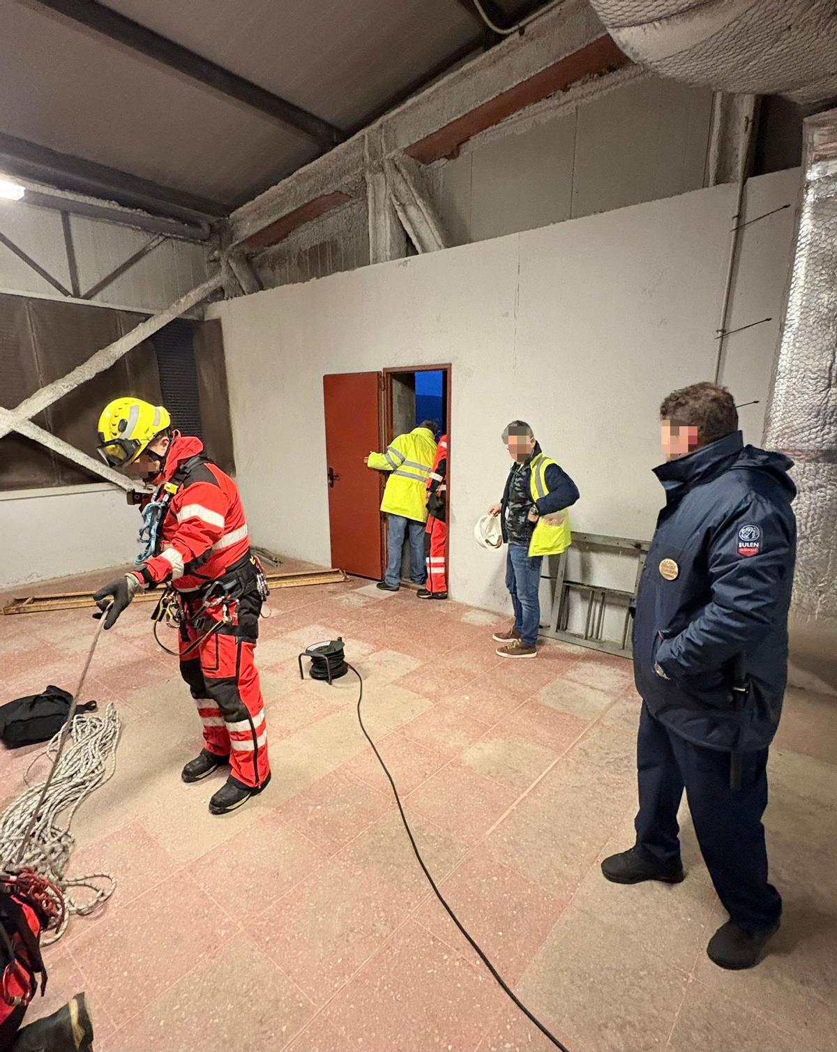 Los Bomberos trabajan en el interior del hospital Montecelo.